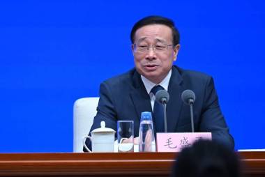 China’s Economy Surges 5% in First Quarter, Outperforming Expectations