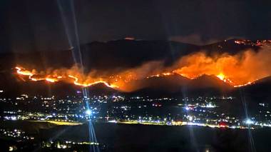 Nevada Blaze Threatens 1,000 Homes as Fire Sparks Outside Reno
